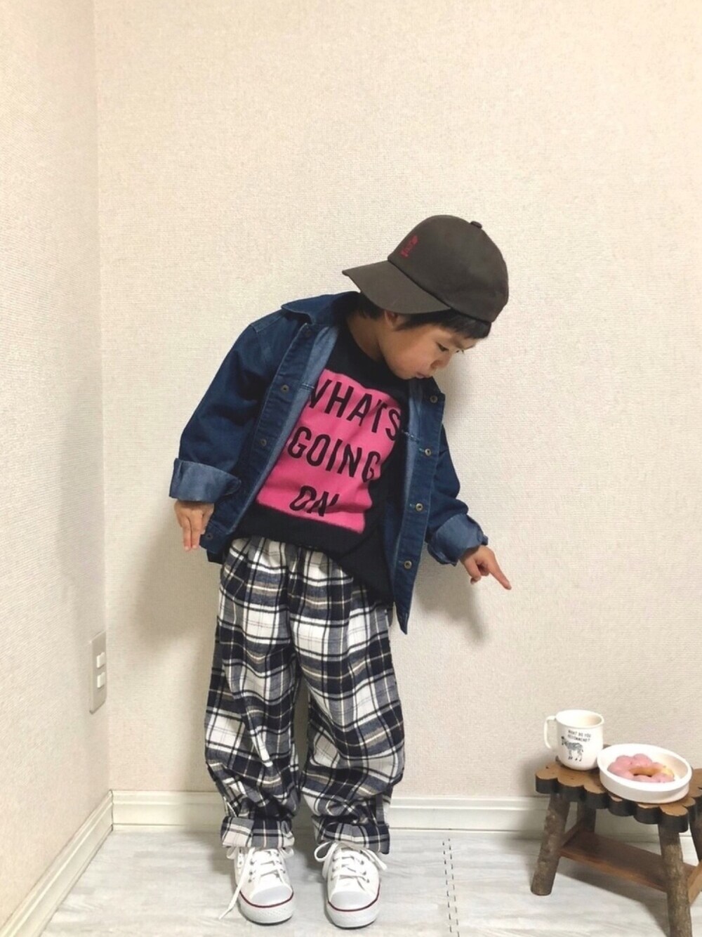 「シューラルー、キッズコーデ、プチプラ、男の子、3歳、デニムジャケット、チェック、2019秋チェッカーず、ロゴT、おしゃれさんと繋がりたい」｜「SHOO・LA・RUEのじゃんけんキャップ（キャップ、グレー系）」を使った、hinataさん（キッズ・110cm）の秋コーディネートの1枚目の写真