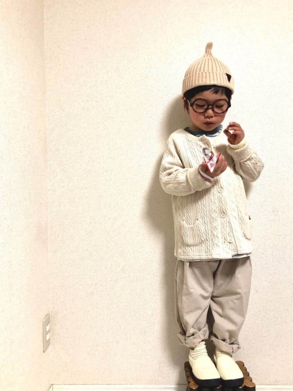 「シューラルー、キッズコーデ、プチプラ、男の子、4歳、パステル映える春、オールホワイト、ニット帽、テータテート、おしゃれさんと繋がりたい」｜「SHOO・LA・RUEのこびと風折り返しニットワッチ（ニットキャップ/ビーニー、ベージュ系）」を使った、hinataさん（キッズ・110cm）の春コーディネートの1枚目の写真