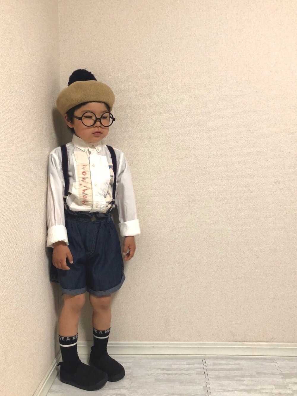 「シューラルー、キッズコーデ、プチプラ、男の子、デニム、シャツスタイル、サスペンダー、笑顔でstayhome、おうちde帽子コーデ、ラインソックス」｜「SHOO・LA・RUEのポンポン付きベレー帽（ハンチング/ベレー帽、ベージュ系）」を使った、hinataさん（キッズ・110cm）の春コーディネートの1枚目の写真