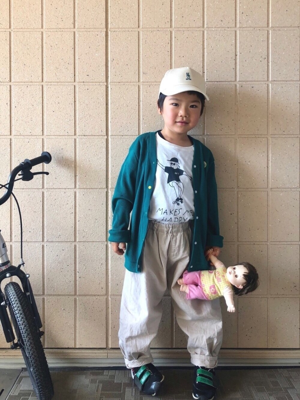「シューラルー、キッズコーデ、プチプラ、グリーン、キャップ、ゆるコーデ、カーディガン、公園、スニーカー、おしゃれさんと繋がりたい」｜「SHOO・LA・RUEのじゃんけんキャップ（キャップ、ベージュ系）」を使った、hinataさん（キッズ・110cm）の春コーディネートの1枚目の写真