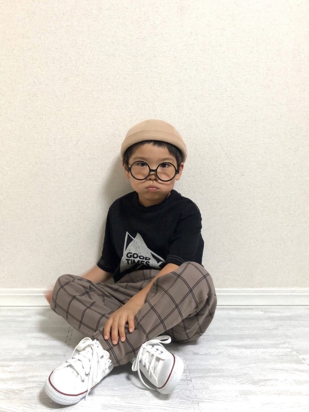 「シューラルー、キッズコーデ、プチプラ、白スニーカー、チェックパンツ、プリントT、フィッシャーマンキャップ、めがね、コンバース、夏だ！Tシャツ着よう！」｜「SHOO・LA・RUEのワンポイントフィッシャーマンキャップ（キャップ、ベージュ系）」を使った、hinataさん（キッズ・110cm）の夏コーディネートの1枚目の写真