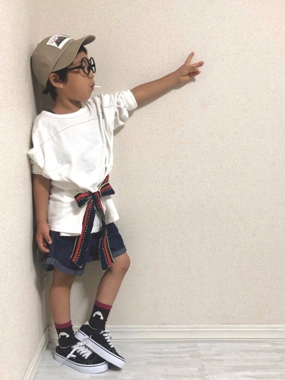 「シューラルー、キッズコーデ、プチプラ、キャップ、VANS、デニム、ショートパンツ、めがね、秋コーデ、カジュアルコーデ」｜「MEIのMEI  CLEOFUSコラボロゴワッペンキャップ（キャップ、ベージュ系）」を使った、hinataさん（キッズ・110cm）の秋コーディネートの1枚目の写真