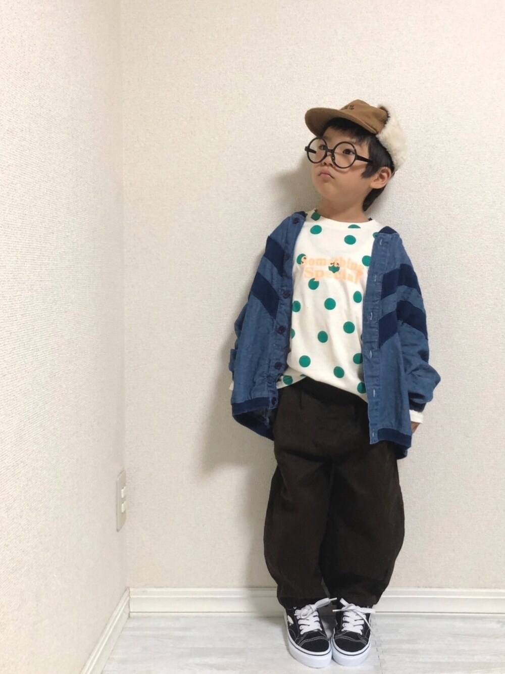 「シューラルー、キッズコーデ、プチプラ、ドット、ロンT、デニムジャケット、ヒザデルパンツ、めがね、フライトキャップ、VANS」｜「SHOO・LA・RUEの2WAYフェイクファー耳あてつきキャップ（キャップ、ベージュ系）」を使った、hinataさん（キッズ・110cm）の秋コーディネートの1枚目の写真