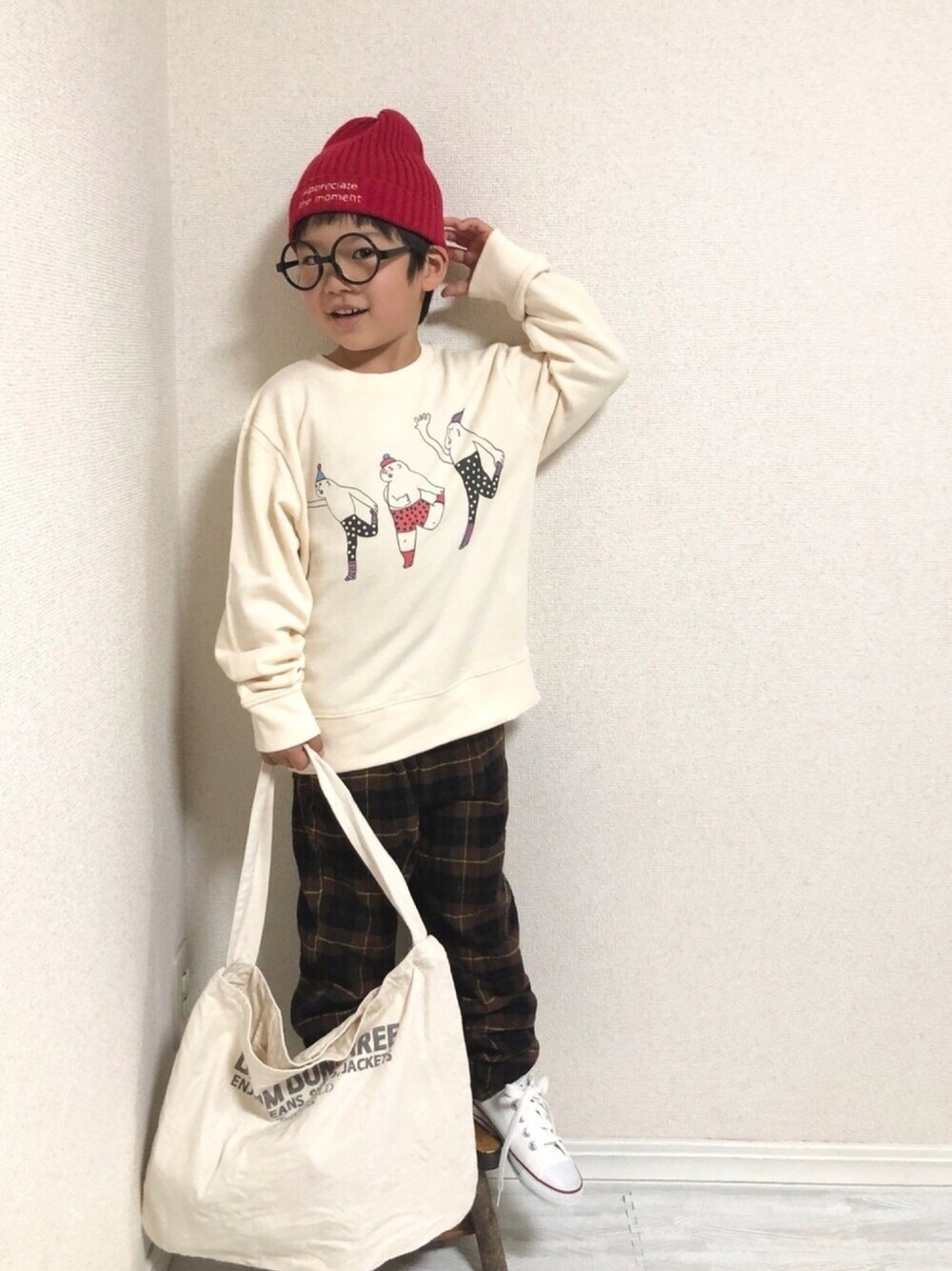「シューラルー、キッズコーデ、プチプラ、ゆるコーデ、スウェット、チェックパンツ、ニット帽、コンバース、シェフパンツ、めがね」｜「SHOO・LA・RUEの2WAY折り返しニット帽（ニットキャップ/ビーニー、レッド系）」を使った、hinataさん（キッズ・110cm）の秋コーディネートの1枚目の写真