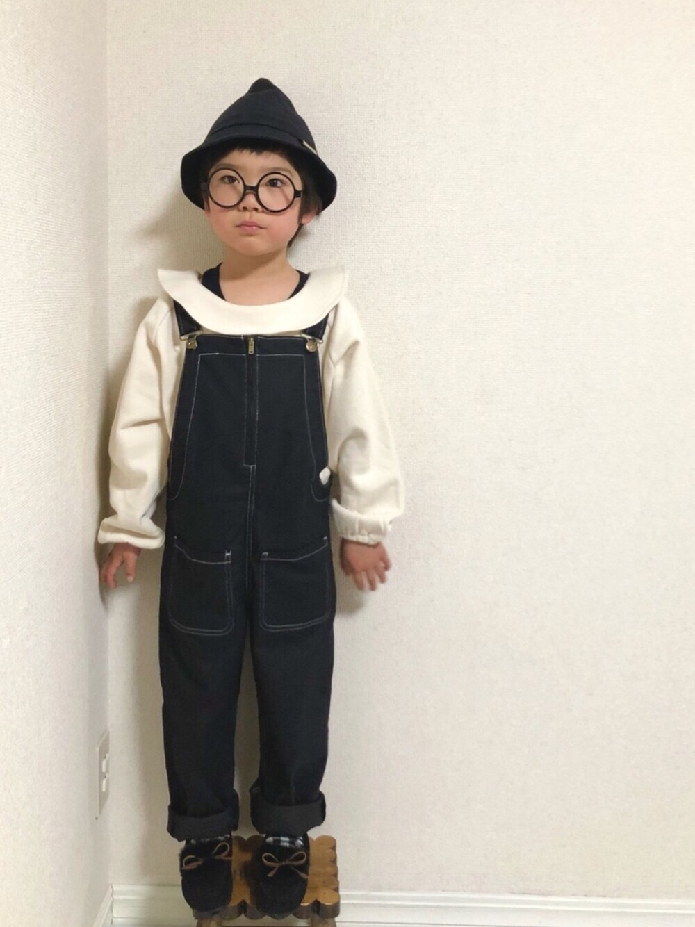 「キッズコーデ、プチプラ、トンガリ帽子、モノトーン、オーバーオール、襟付きトップス、ギンガムチェック、めがね、ハット、モカシン」｜「SHOO・LA・RUEのとんがりハット（ハット、ブラック系）」を使った、hinataさん（キッズ・110cm）の冬コーディネートの1枚目の写真