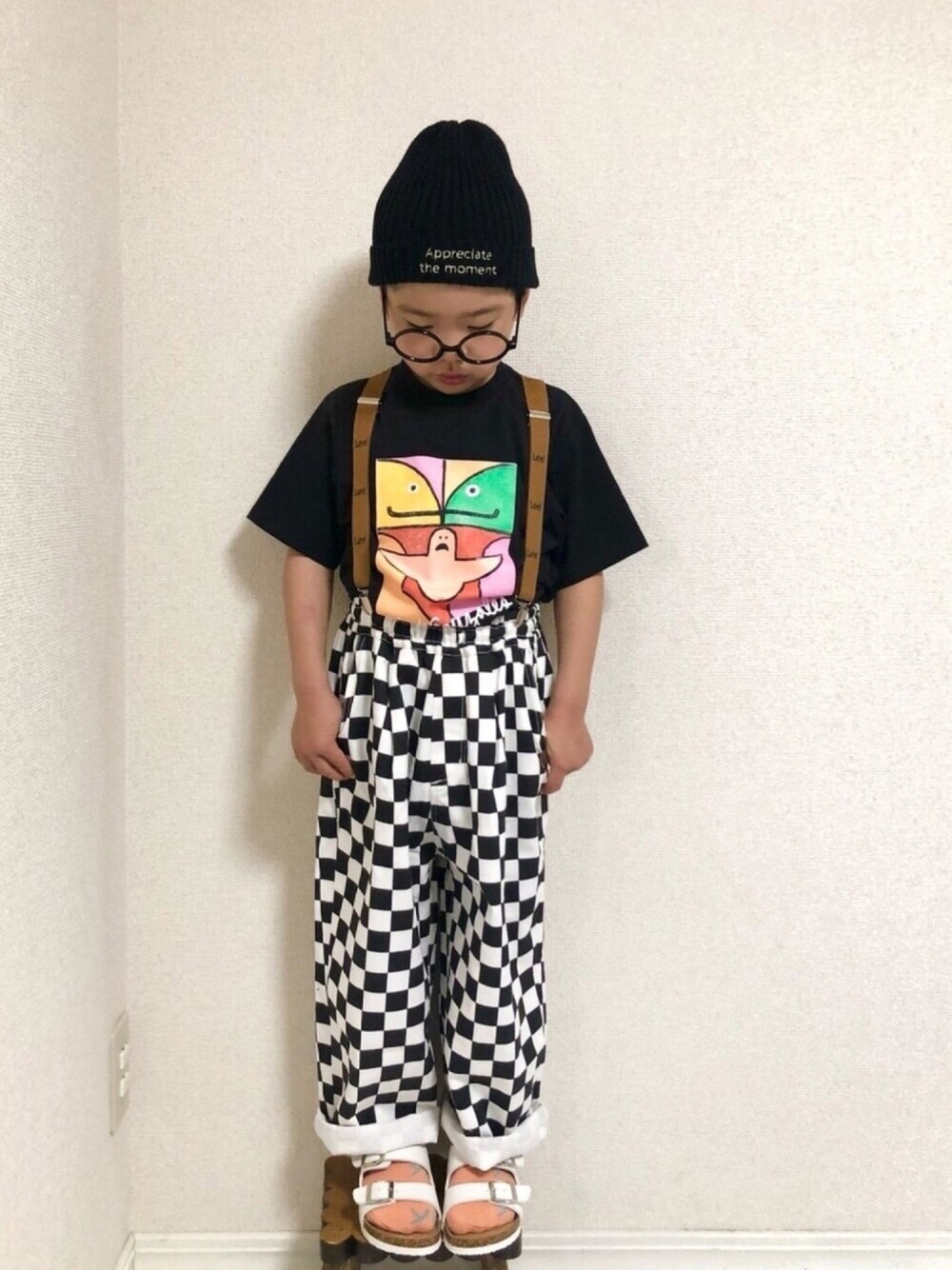 「キッズコーデ、プチプラ、マークゴンザレス、ニット帽、サスペンダー、チェッカーフラッグ、めがね、靴下 × サンダル、サンダル、ゆるパンツ」｜「SHOO・LA・RUEの2WAY折り返しニット帽（ニットキャップ/ビーニー、ブラック系）」を使った、hinataさん（キッズ・110cm）の春コーディネートの1枚目の写真
