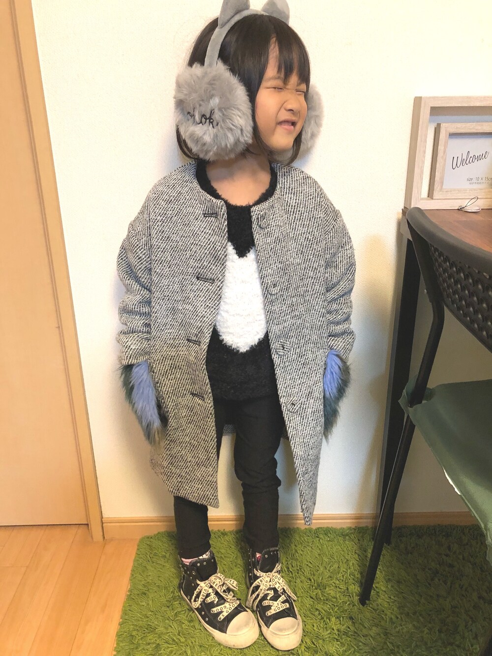 「キッズコーデ、女の子、娘コーデ、ノーカラーコート、ファーポケット、ふわふわ、ZARA、ZARA KIDS」｜「apres les coursのノーカラーコクーンコート（ブルゾン、ブラック系）」を使った、maaayuuu☺︎さん（キッズ・110cm）の秋コーディネートの1枚目の写真