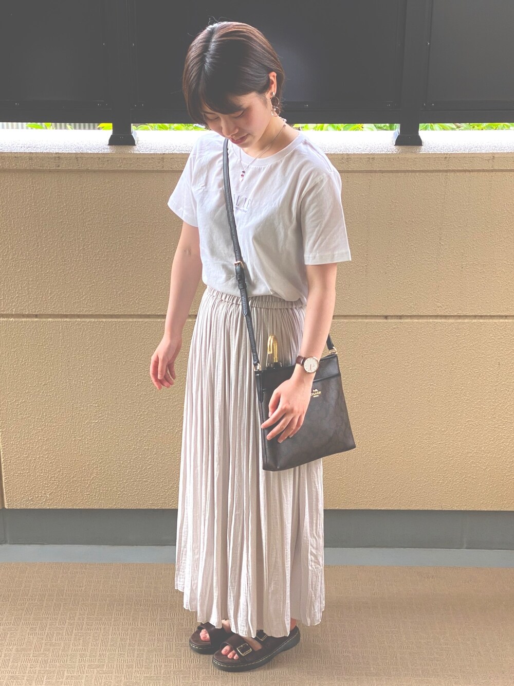 「低身長、カジュアルコーデ、GU、LOWRYS FARM、Dr.Martens、COACH、GUCCI、Daniel Wellington、おしゃれさんと繋がりたい」｜「GUのアイテム（Tシャツ/カットソー、ホワイト系）」を使った、tomoka☺︎さん（レディース・155cm）の春コーディネートの1枚目の写真