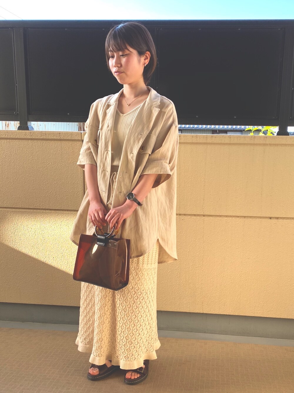 「ワントーンコーデ、カジュアルコーデ、kutir、GU、COACH、Dr.Martens、Klon、おしゃれさんと繋がりたい」｜「kutirの半袖ＣＰＯシャツ（シャツ/ブラウス、ベージュ系）」を使った、tomoka☺︎さん（レディース・155cm）の春コーディネートの1枚目の写真