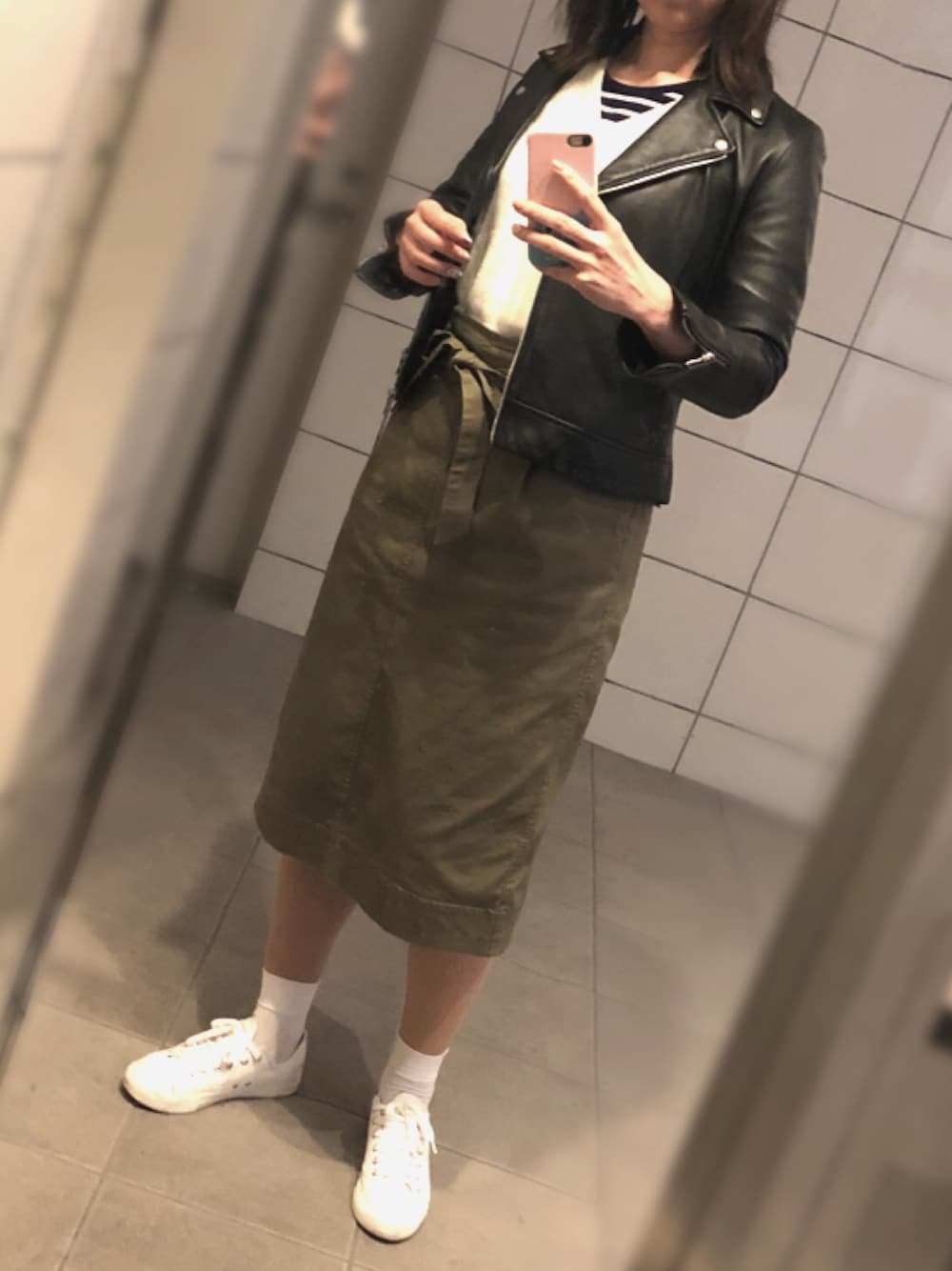 「UNIQLOのハイウエストベルテッドナロースカート（丈標準70～72cm）（スカート、グリーン系）」を使った、ぐりっちゅさん（レディース・167cm）の春コーディネートの1枚目の写真