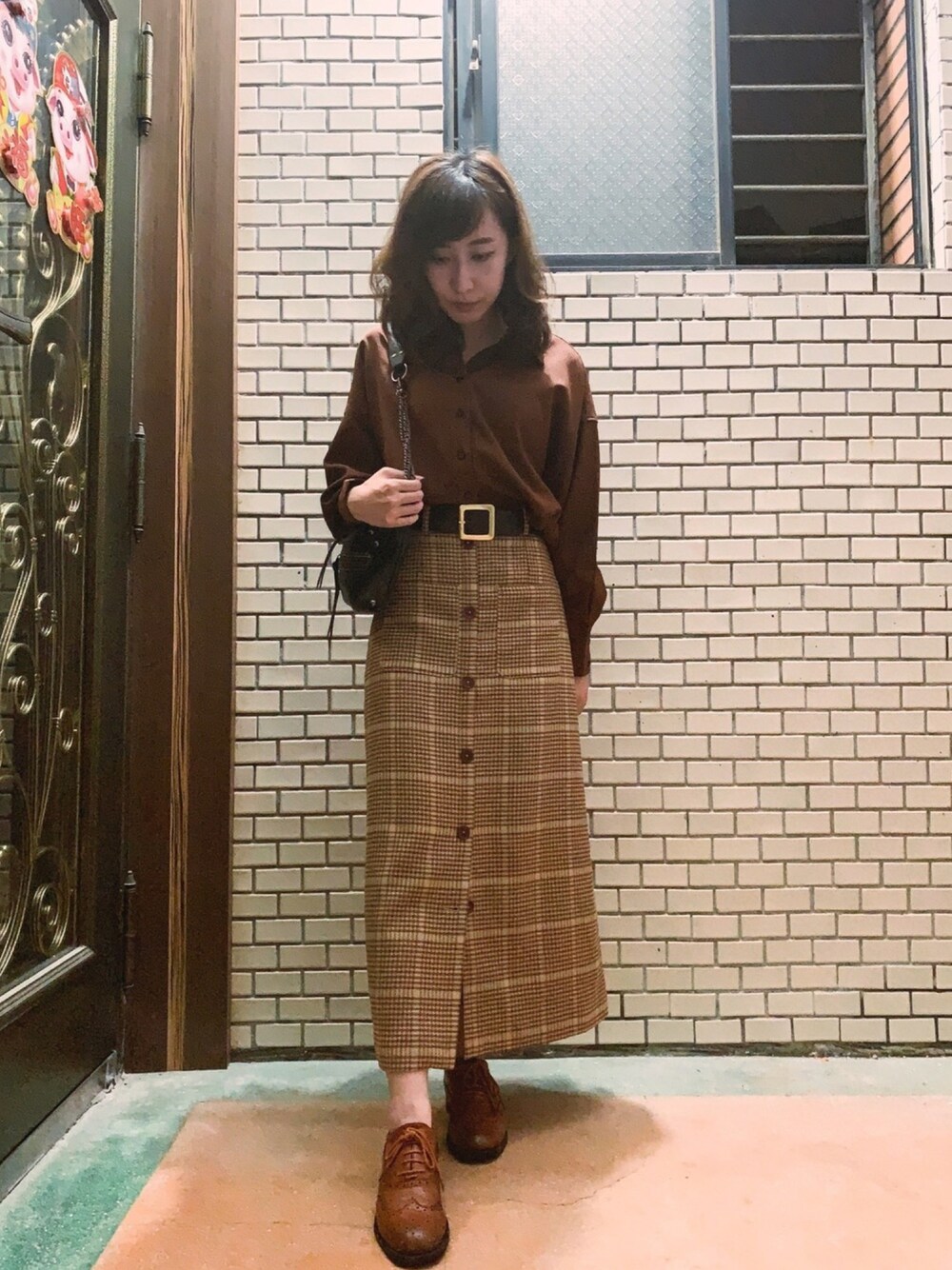 「dresseum、shirts、long skirt、oxford、シャツ、ドレジアム、スカート、ロングスカート、オックスフォード、オックスフォードシューズ」｜「ONCE UPON A TIMEの賣了一幅畫｜格紋排釦厚料A字裙·淺色（スカート、ベージュ系）」を使った、Maureenさん（レディース・155cm）の春コーディネートの1枚目の写真