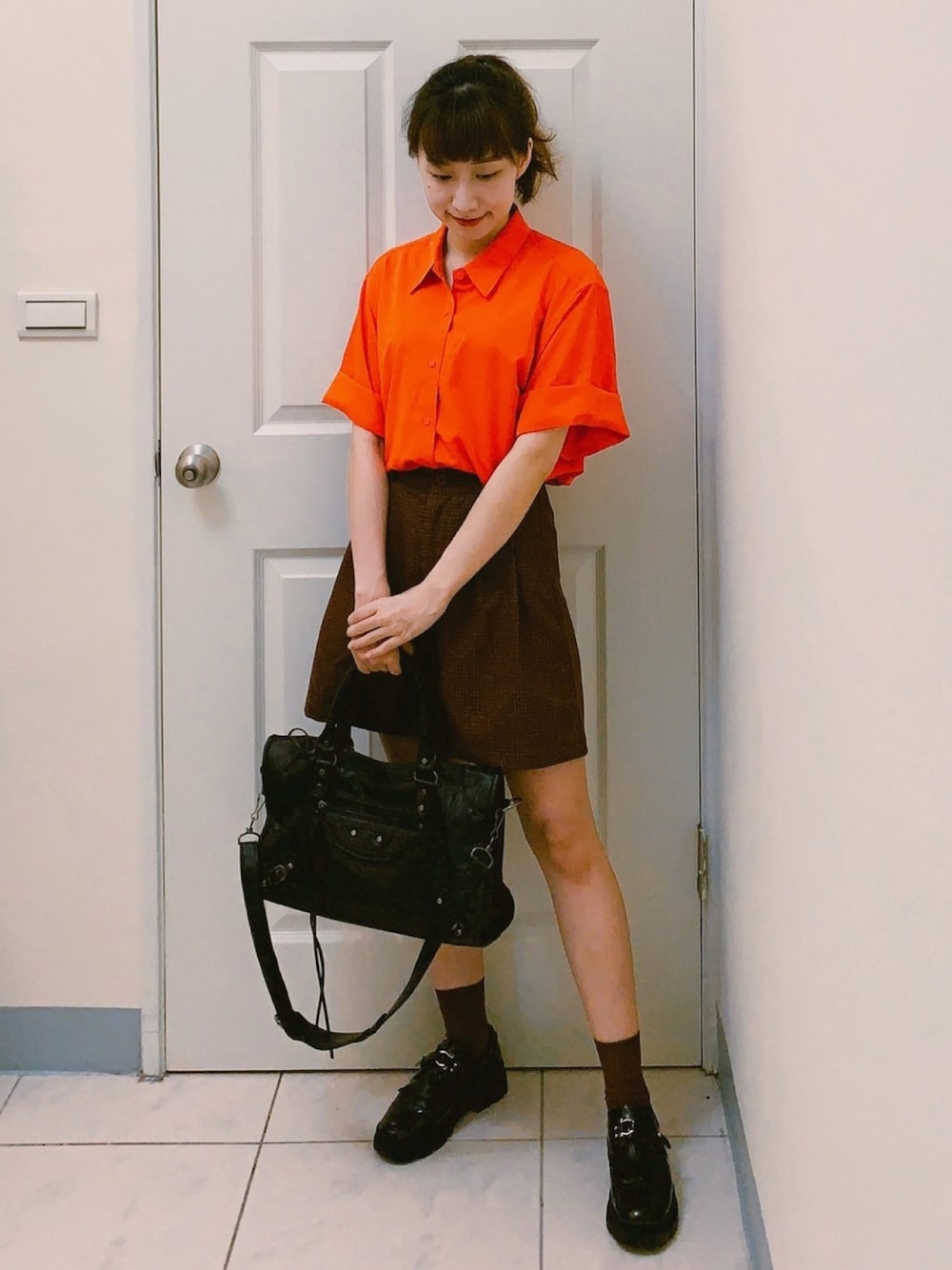 「shirts、shortpants、orange、check、シャツ、オレンジ、オレンジシャツ、チェック、チェックパンツ、ショートパンツ」｜「UNIQLOのアイテム（シャツ/ブラウス、オレンジ系）」を使った、Maureenさん（レディース・155cm）の春コーディネートの1枚目の写真