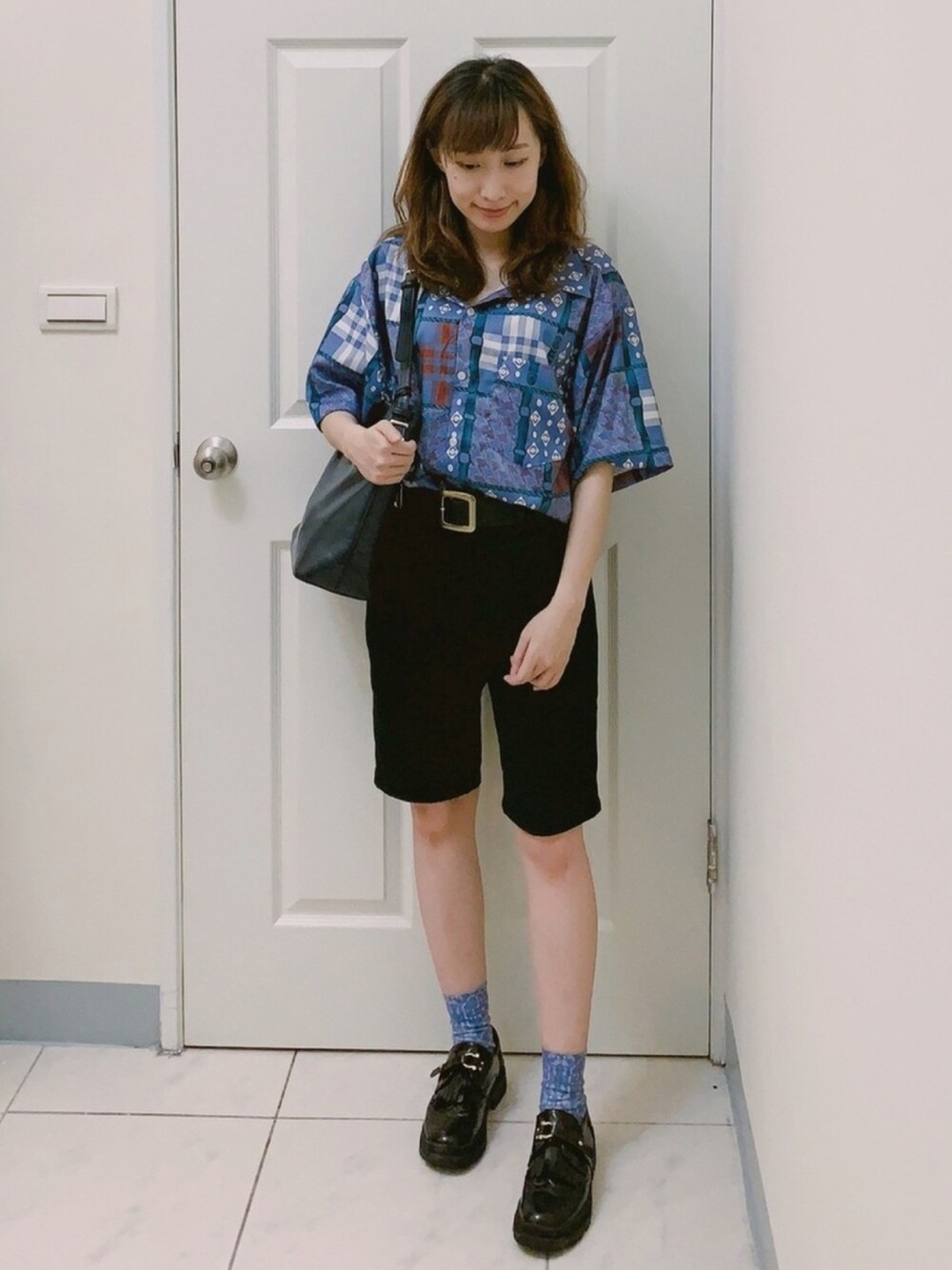 「VINTAGE、shirts、シャツスタイル、古着、シャツ、ショートパンツ、厚底シューズ」｜「化學少女のアイテム（シャツ/ブラウス、ブルー系）」を使った、Maureenさん（レディース・155cm）の夏コーディネートの1枚目の写真