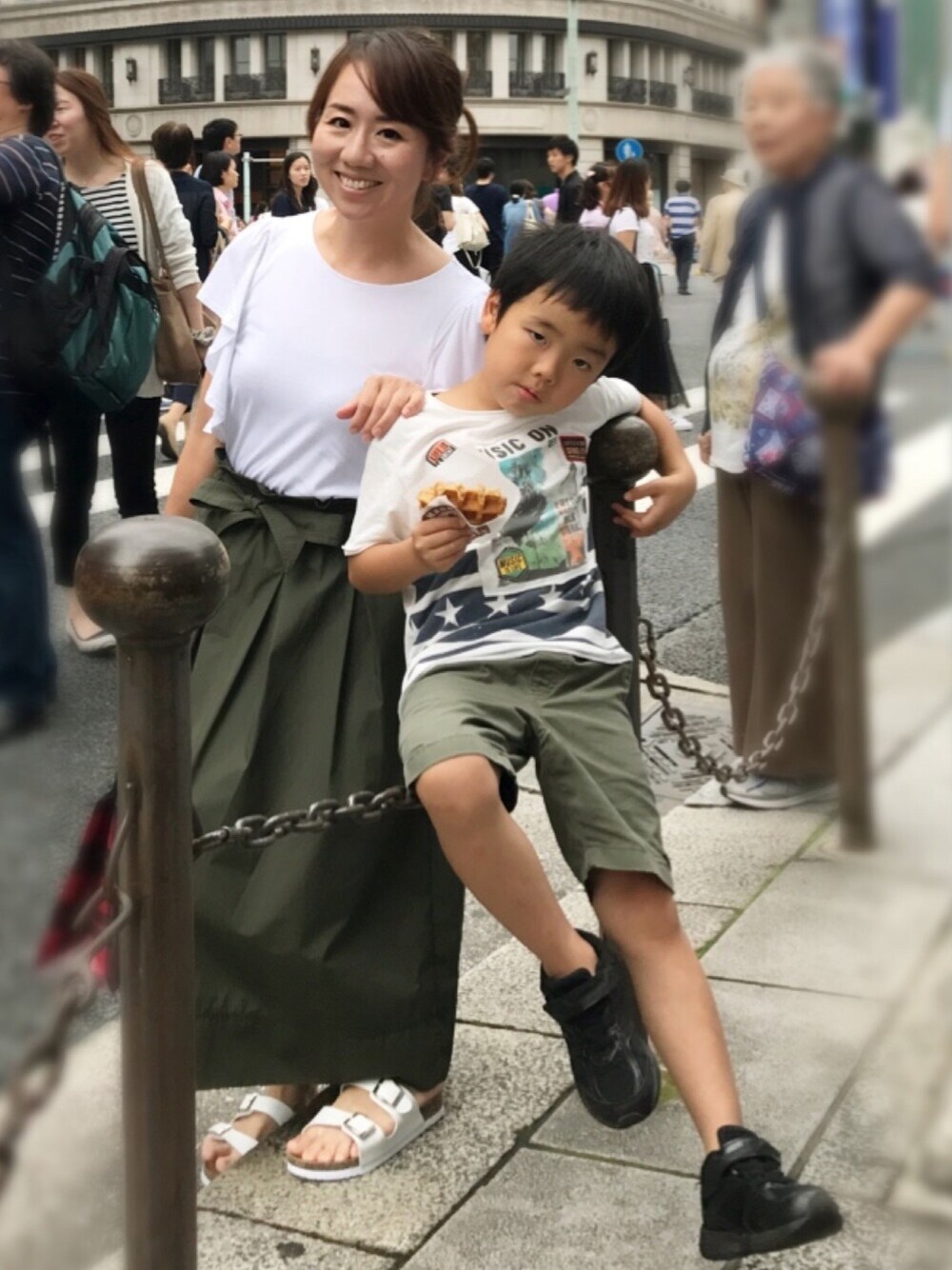 「夏コーデ、シンプルコーデ、大人カジュアル、プチプラコーデ、ユニクロ、ZARA、親子コーデ、カーキ、ホワイト、ママコーデ」｜「ZARAのアイテム（Tシャツ/カットソー、ホワイト系）」を使った、ChitoseImanishiさん（レディース・155cm）の夏コーディネートの1枚目の写真