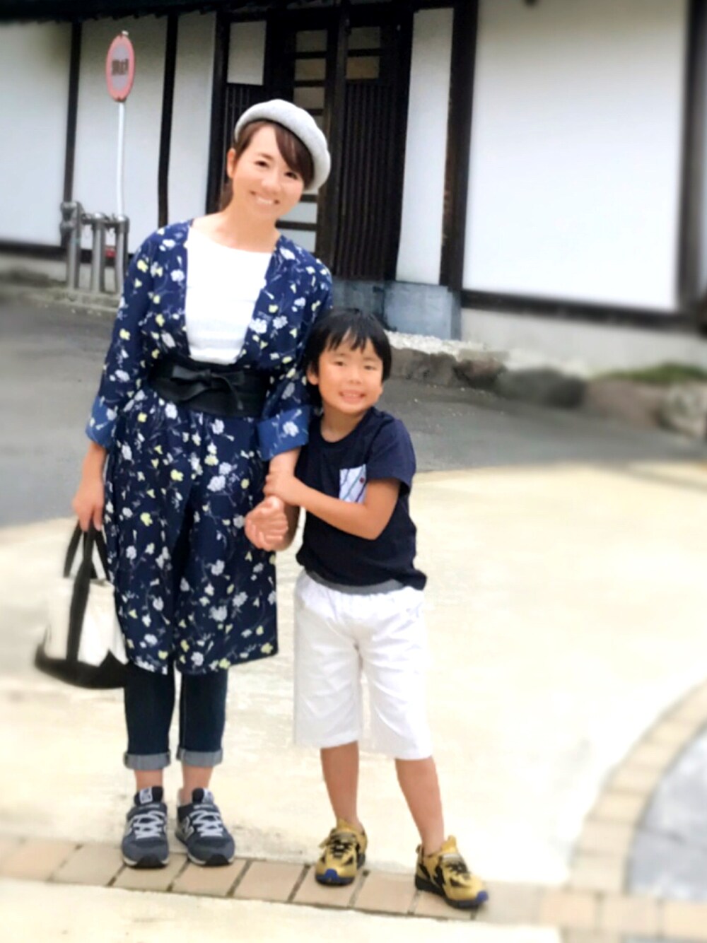 ブルー系のTシャツ/カットソー、ホワイト系のその他パンツ、ゴールド系のスニーカーを着用したレディースの秋コーディネートの1枚目の写真