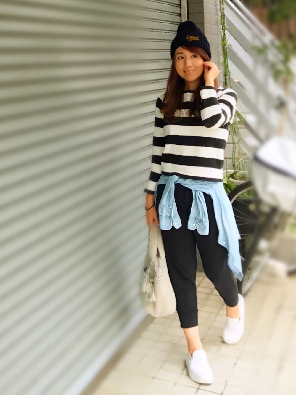 ブラック系のTシャツ/カットソー、ブルー系のシャツ/ブラウス、ブラック系のパンツを着用したレディースの秋コーディネートの1枚目の写真