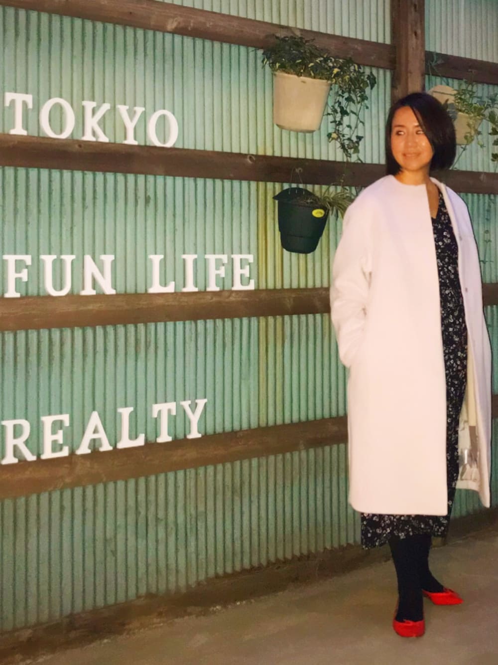 ホワイト系のその他アウター、ブラック系のワンピース、レッド系のバレエシューズを着用したレディースの冬コーディネートの1枚目の写真