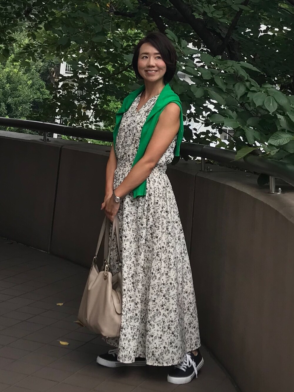 「きれいめカジュアル、ユニクロ、UNIQLO、小花柄、ワンピース、ワンピース×スニーカー、撮影、フリーモデル、ママコーデ、秋コーデ」｜「UNIQLOのプリントシャーリングロングワンピース（ノースリーブ）（ワンピース、ベージュ系）」を使った、ChitoseImanishiさん（レディース・155cm）の秋コーディネートの1枚目の写真