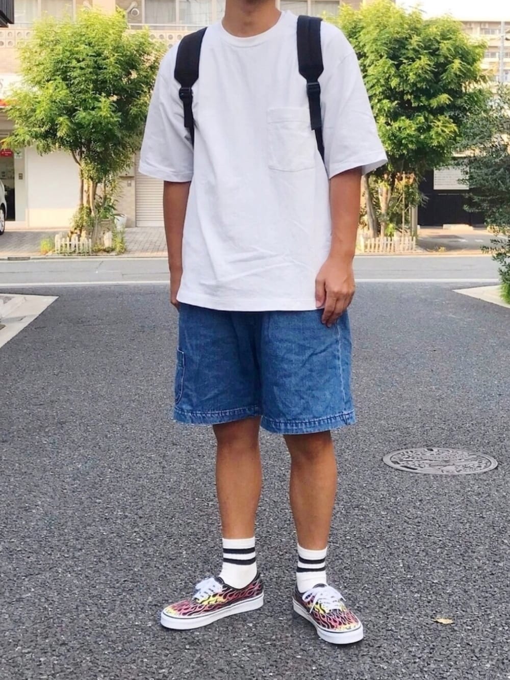 ホワイト系のTシャツ/カットソー、ブルー系のその他パンツ、その他のスニーカーを着用したメンズの夏コーディネートの1枚目の写真