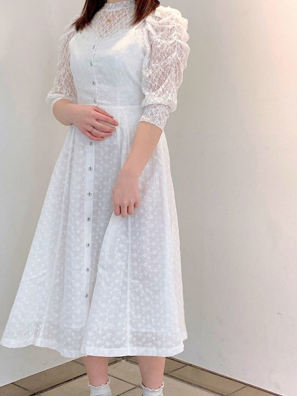 「ワンピース、プチプラ、大人コーデ、春コーデ、大人ガーリー、キャミワンピ、オリーブ デ オリーブ(OLIVE des OLIVE)、高身長女子、お洒落さんとつながりたい、160㎝」｜「OLIVE des OLIVEの[新色追加!]フレアキャミジャンスカ（ワンピース、ホワイト系）」を使った、のも（Olive）さん（レディース・160cm）の春コーディネートの1枚目の写真