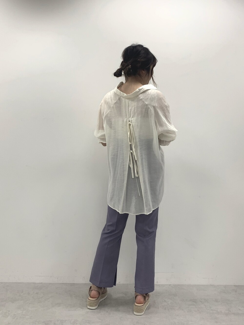 「ビッグシルエット、シャツ、スラックス、大人カジュアル、キレイめ、プチプラ、パンツスタイル、ラクチンコーデ、オリーブ デ オリーブ(OLIVE des OLIVE)、くすみカラー」｜「OLIVE des OLIVEのダブルリボンシアーシャツ（シャツ/ブラウス、ベージュ系）」を使った、のも（Olive）さん（レディース・160cm）の春コーディネートの1枚目の写真