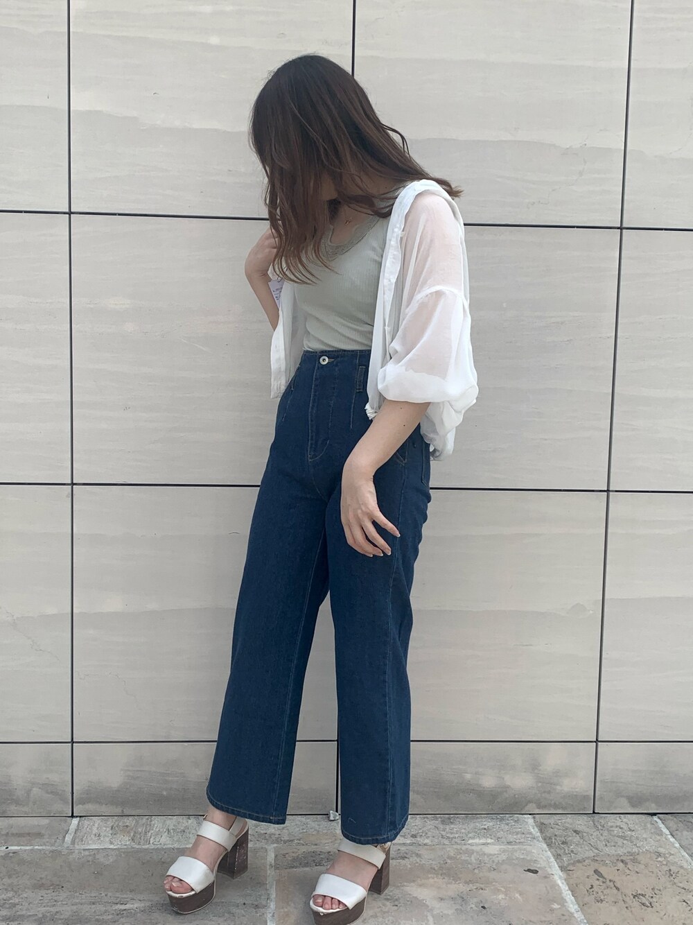 「シンプルコーデ、大人カジュアル、カジュアルコーデ、オトナ女子、プチプラコーデ、シースルー、OLIVE des OLIVE、リラックススタイル、白、デニムパンツ」｜「OLIVE des OLIVEのサイドレースアップストレートパンツ（デニムパンツ、ブルー系）」を使った、のも（Olive）さん（レディース・160cm）の夏コーディネートの1枚目の写真