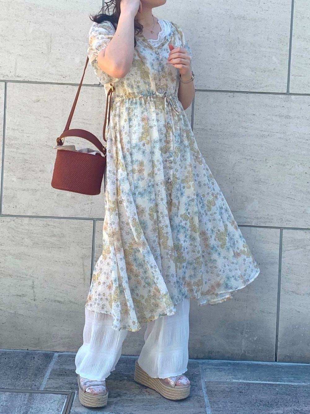 「ラクチンコーデ、カジュアル、きれいめカジュアル、大人女子、プチプラコーデ、シースルー、シアーシャツ、おでかけ、オリーブ デ オリーブ(OLIVE des OLIVE)、デート」｜「OLIVE des OLIVEのぼやかし花ボリュームワンピース（ワンピース、イエロー系）」を使った、のも（Olive）さん（レディース・160cm）の夏コーディネートの1枚目の写真