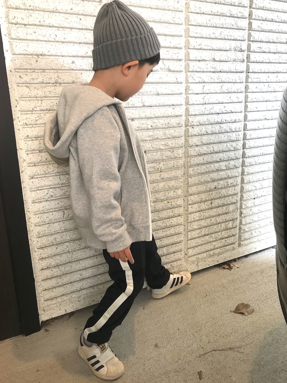 「わんこのお散歩、おとこのこーで」｜「SmoothyのSmoothy Color knit cap / スムージー カラーニットキャップ （ニットキャップ/ビーニー、グレー系）」を使った、tomtomさん（キッズ・110cm）の春コーディネートの1枚目の写真