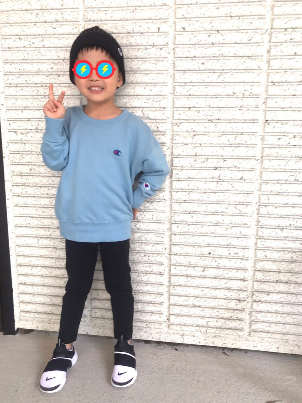 ブルー系のスウェット、ブラック系のその他パンツ、ホワイト系のスニーカーを着用したキッズの秋コーディネートの1枚目の写真