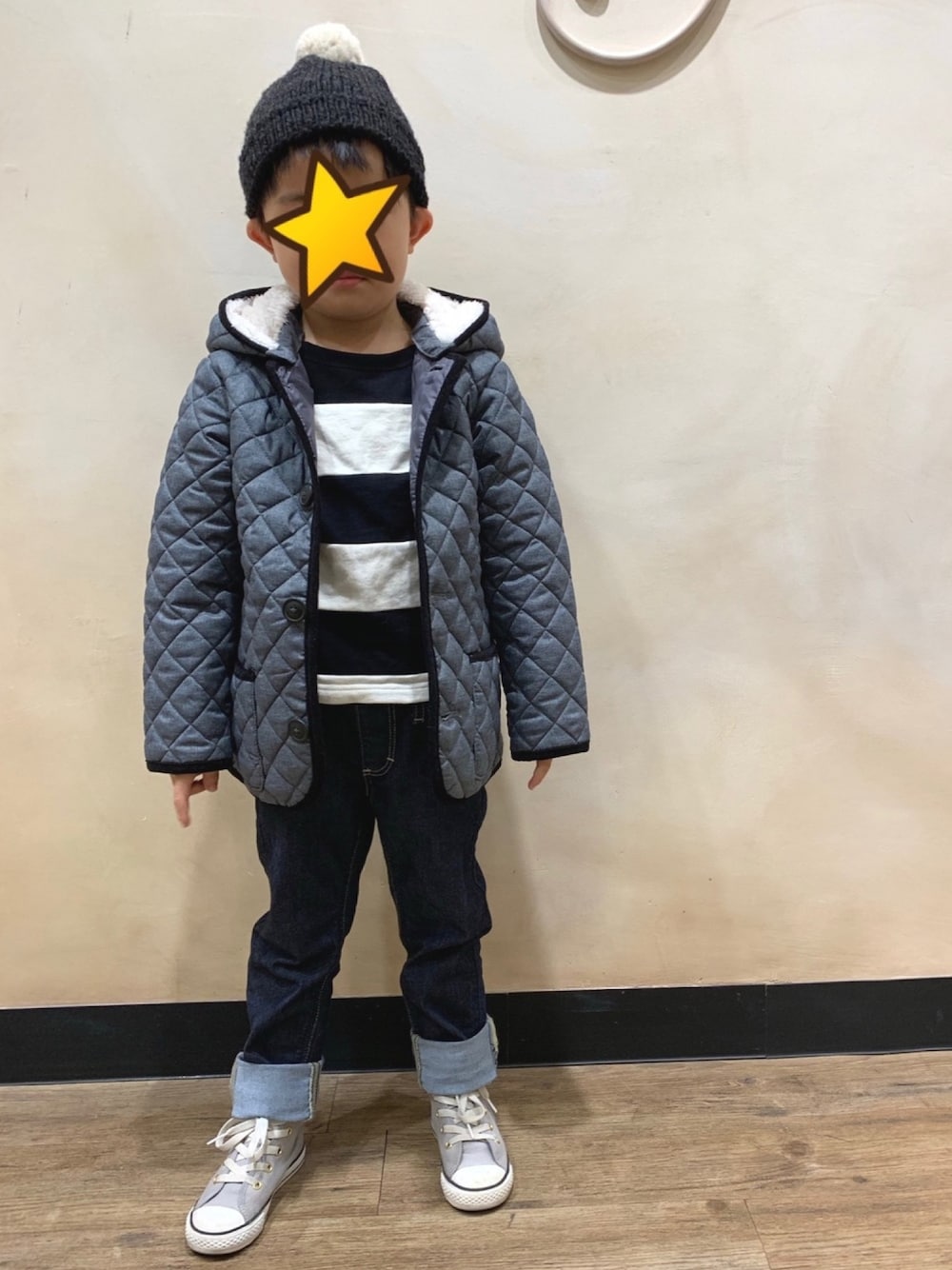 グレー系のその他アウター、ブラック系のTシャツ/カットソー、ブルー系のデニムパンツを着用したキッズの秋コーディネートの1枚目の写真