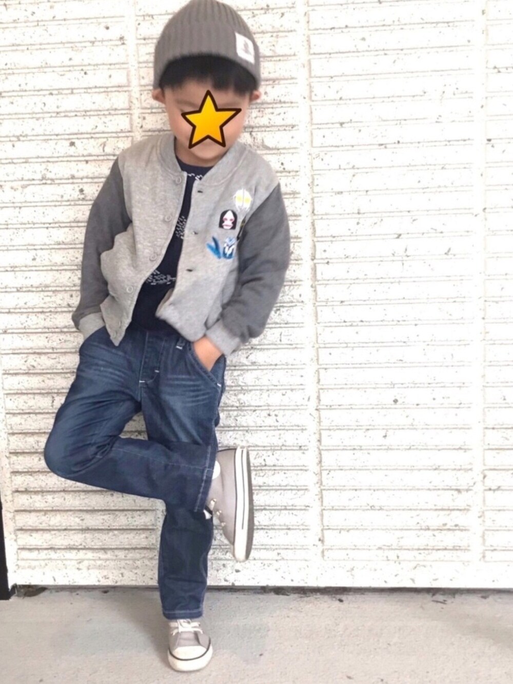 ブラック系のスニーカー、ブルー系のデニムパンツ、グレー系のブルゾンを着用したキッズの秋コーディネートの1枚目の写真