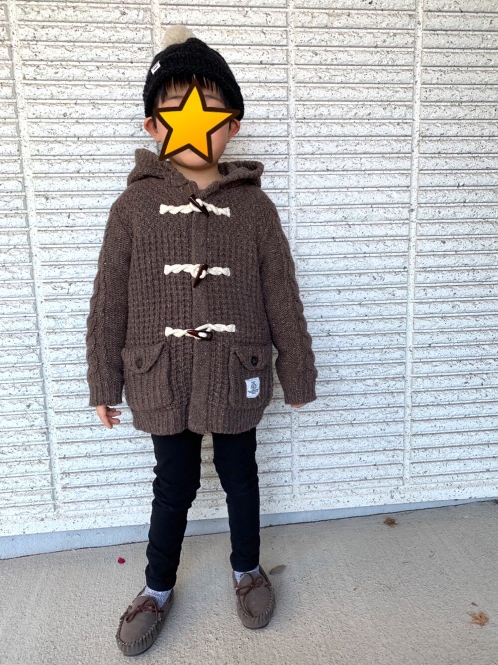 「おとこのこーで、チョコ色に染まれ、ニットダッフル、smoothy、ニット帽」｜「こども ビームスのINFIELDER DESIGN / イーグル ポンポン ニットキャップ（ニットキャップ/ビーニー、ブラック系）」を使った、tomtomさん（キッズ・110cm）の冬コーディネートの1枚目の写真