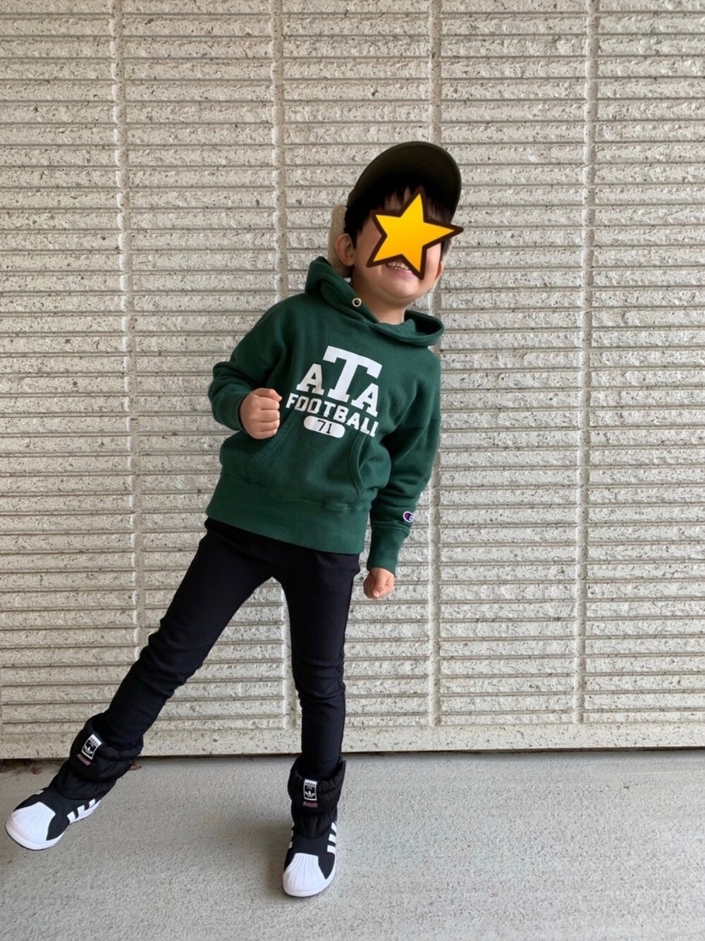 ブラック系のブーツ、ブラック系のその他パンツ、グリーン系のTシャツ/カットソーを着用したキッズの冬コーディネートの1枚目の写真