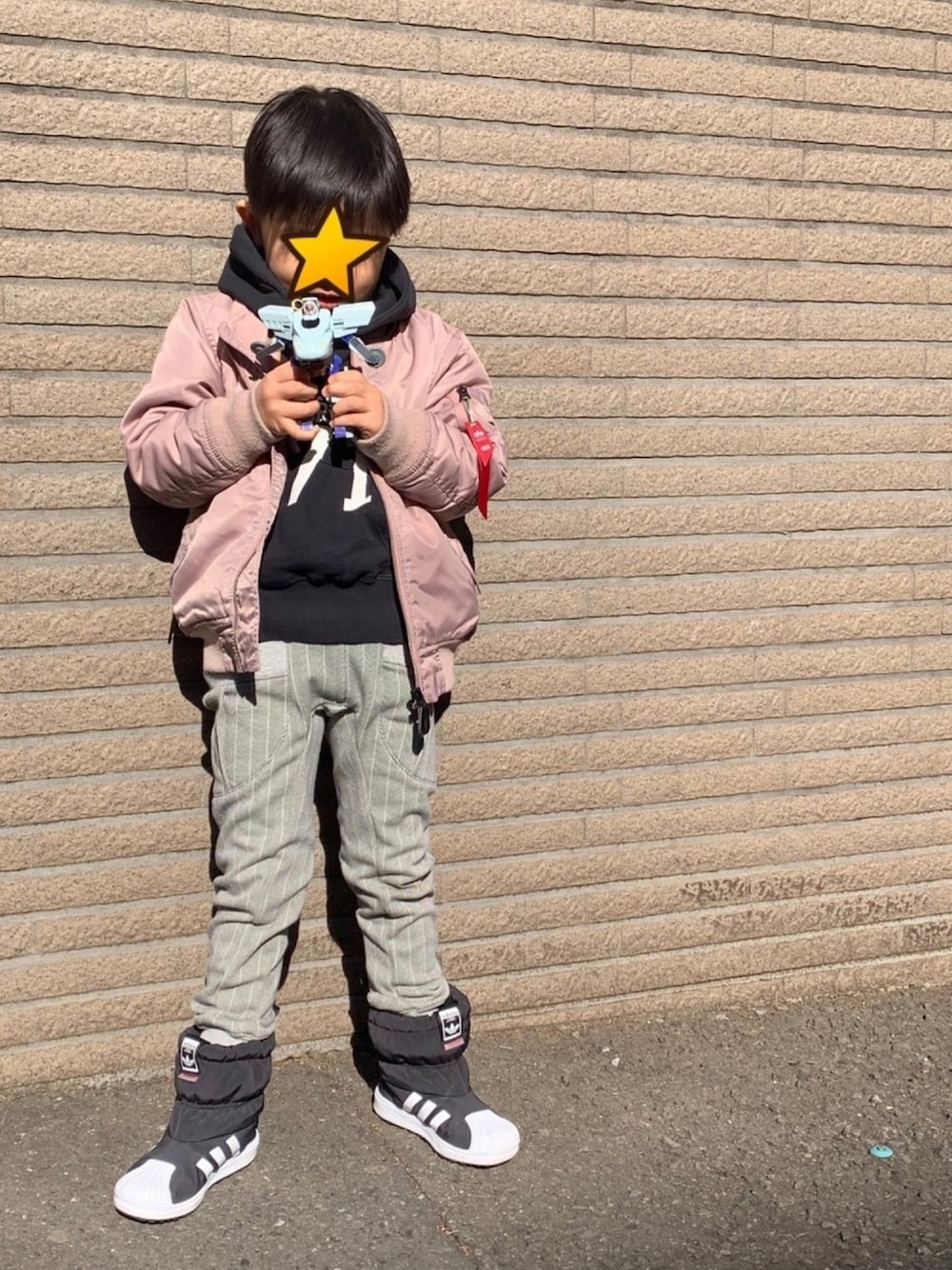 「おとこのこーで、MA-1、adidas、裏毛パンツ、adidas superstar、リンクコーデ 親子」｜「SHIPSのALPHA:KIDS MA-1 2018FW(100～160cm)（MA-1、ピンク系）」を使った、tomtomさん（キッズ・110cm）の冬コーディネートの1枚目の写真
