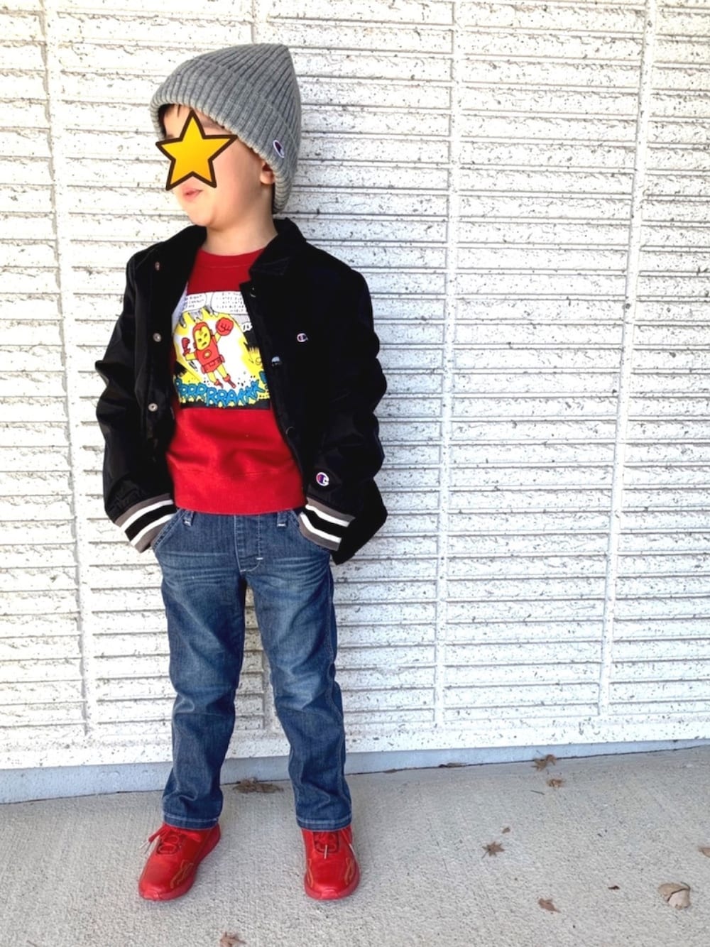 ブラック系のナイロンジャケット、レッド系のスウェット、ブルー系のデニムパンツを着用したキッズの春コーディネートの1枚目の写真