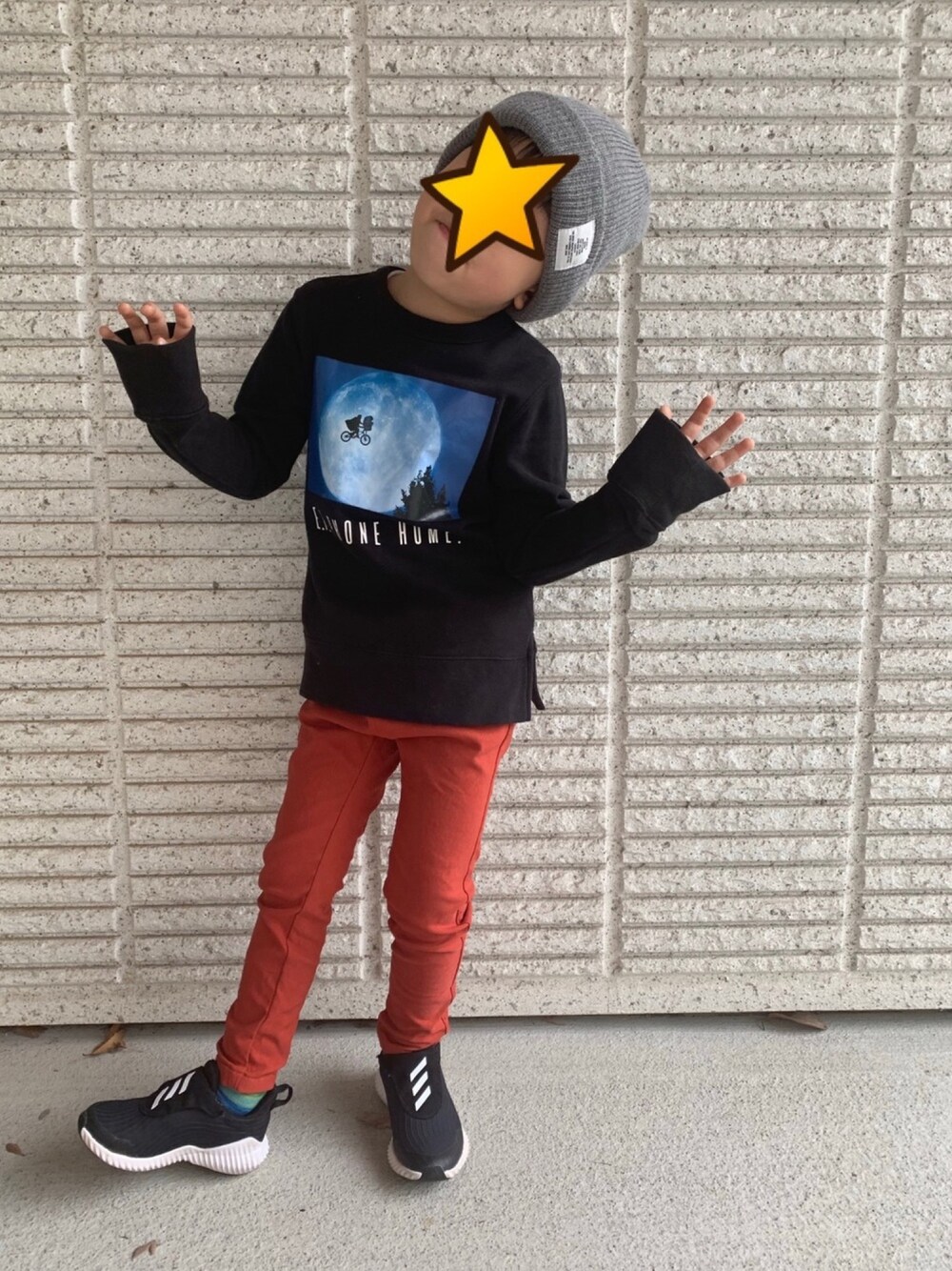 「おとこのこーで、裏起毛パンツ、E.T.」｜「SmoothyのSmoothy Color Knitcap / スムージー カラーニットキャップ（ニットキャップ/ビーニー、グレー系）」を使った、tomtomさん（キッズ・110cm）の春コーディネートの1枚目の写真