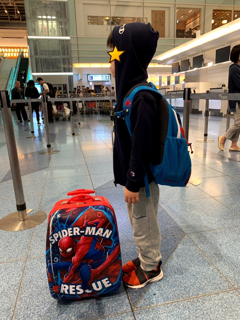 「おとこのこーで、バケーションコーデ、パーカーコーデ、Champion、Spider-Man」｜「Championの【Champion】チャンピオン ジップパーカー（パーカー、ブルー系）」を使った、tomtomさん（キッズ・110cm）の春コーディネートの1枚目の写真