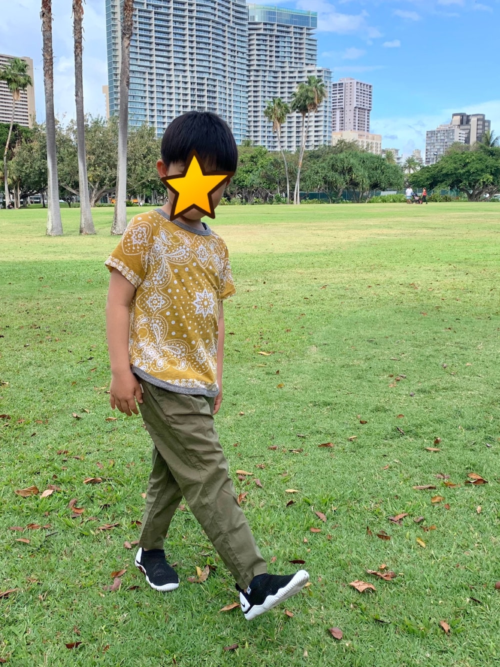 イエロー系のTシャツ/カットソー、グリーン系のその他パンツ、ブラック系のスニーカーを着用したキッズの春コーディネートの1枚目の写真