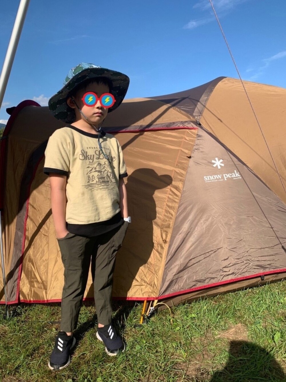 ベージュ系のTシャツ/カットソー、グリーン系のその他パンツ、ブラック系のスニーカーを着用したキッズの夏コーディネートの1枚目の写真