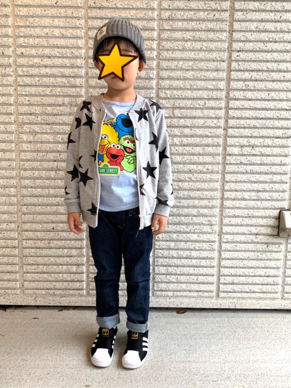 「男の子コーデ、デニムパンツ、Tシャツ、キッズコーデ、セサミ ストリート、adidasスーパースター」｜「SmoothyのSmoothy Color knit cap / スムージー カラーニットキャップ （ニットキャップ/ビーニー、グレー系）」を使った、tomtomさん（キッズ・120cm）の秋コーディネートの1枚目の写真