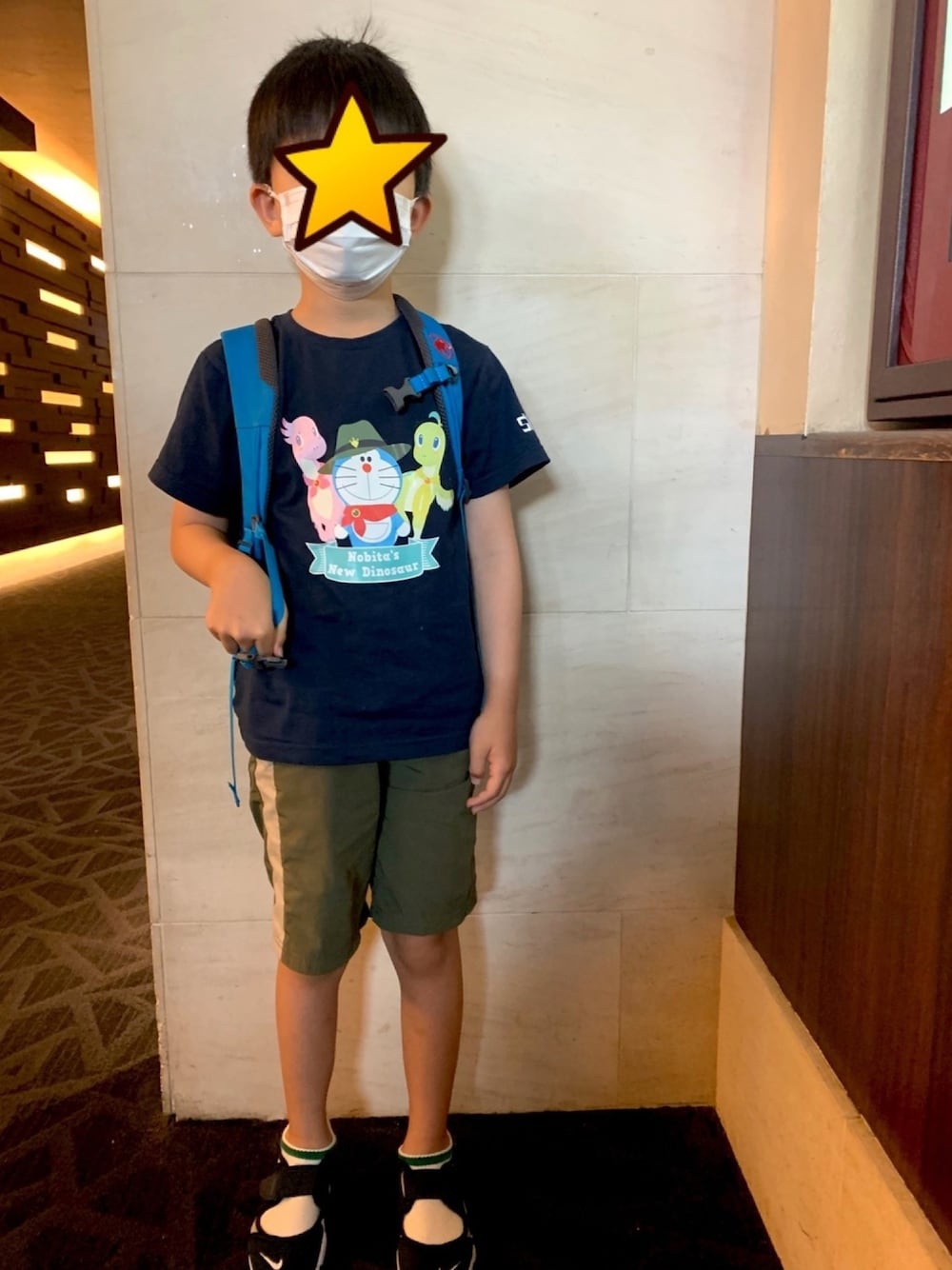 ブルー系のTシャツ/カットソー、グリーン系のその他パンツ、ブルー系のスニーカーを着用したキッズの夏コーディネートの1枚目の写真