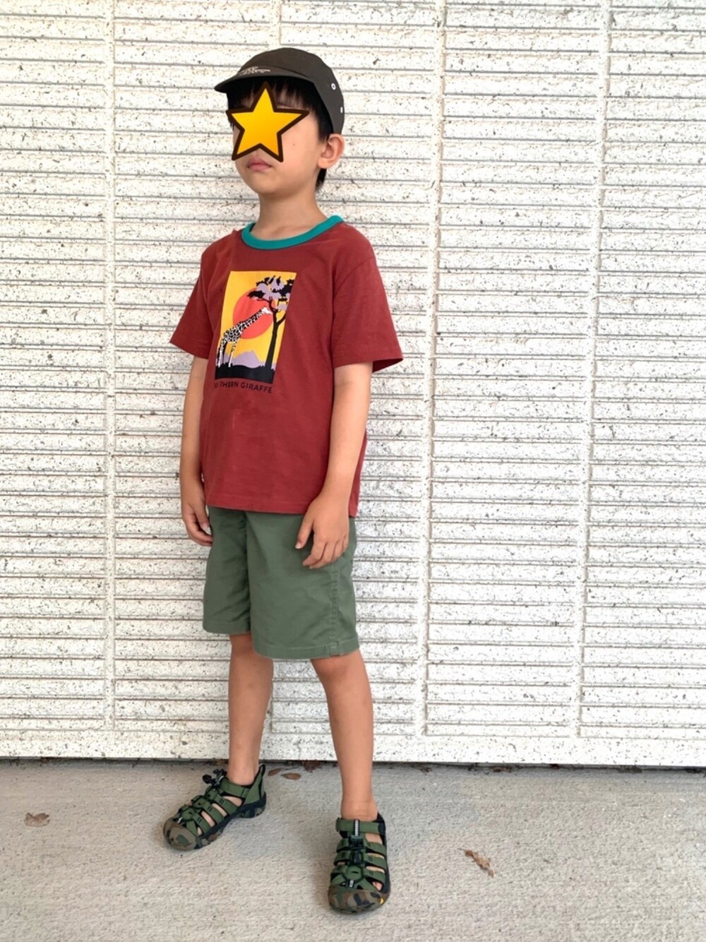 「男の子コーデ、リラックススタイル、サファリコーデ、カーキ」｜「green label relaxingのアフリカプリントリンガーTシャツ（Tシャツ/カットソー、オレンジ系）」を使った、tomtomさん（キッズ・127cm）の夏コーディネートの1枚目の写真
