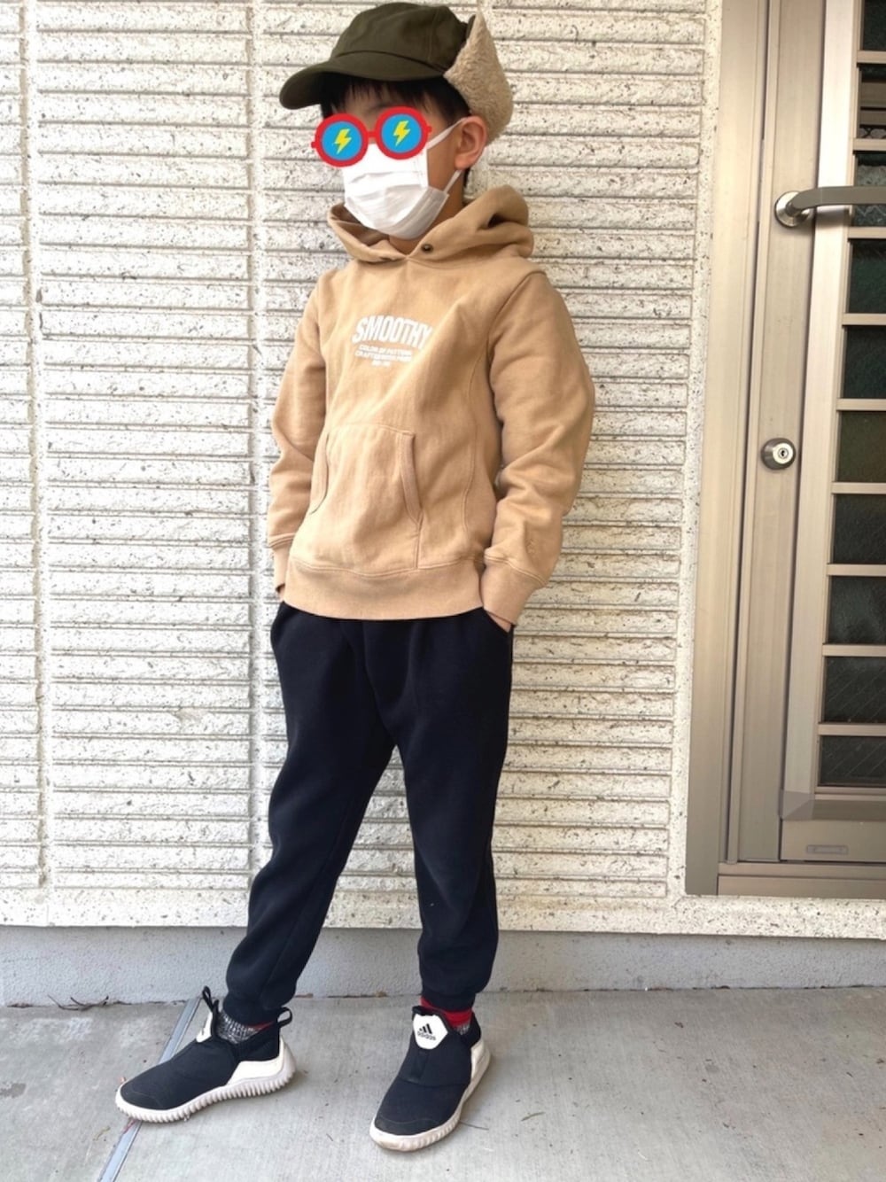 「男の子コーデ、休日コーデ、smoothy、タイパンツ、裏ボア、リンクコーデ」｜「SmoothyのSmoothy Earmuffs bore cap / スムージー 耳付きボアキャップ（キャップ、グリーン系）」を使った、tomtomさん（キッズ・127cm）の冬コーディネートの1枚目の写真