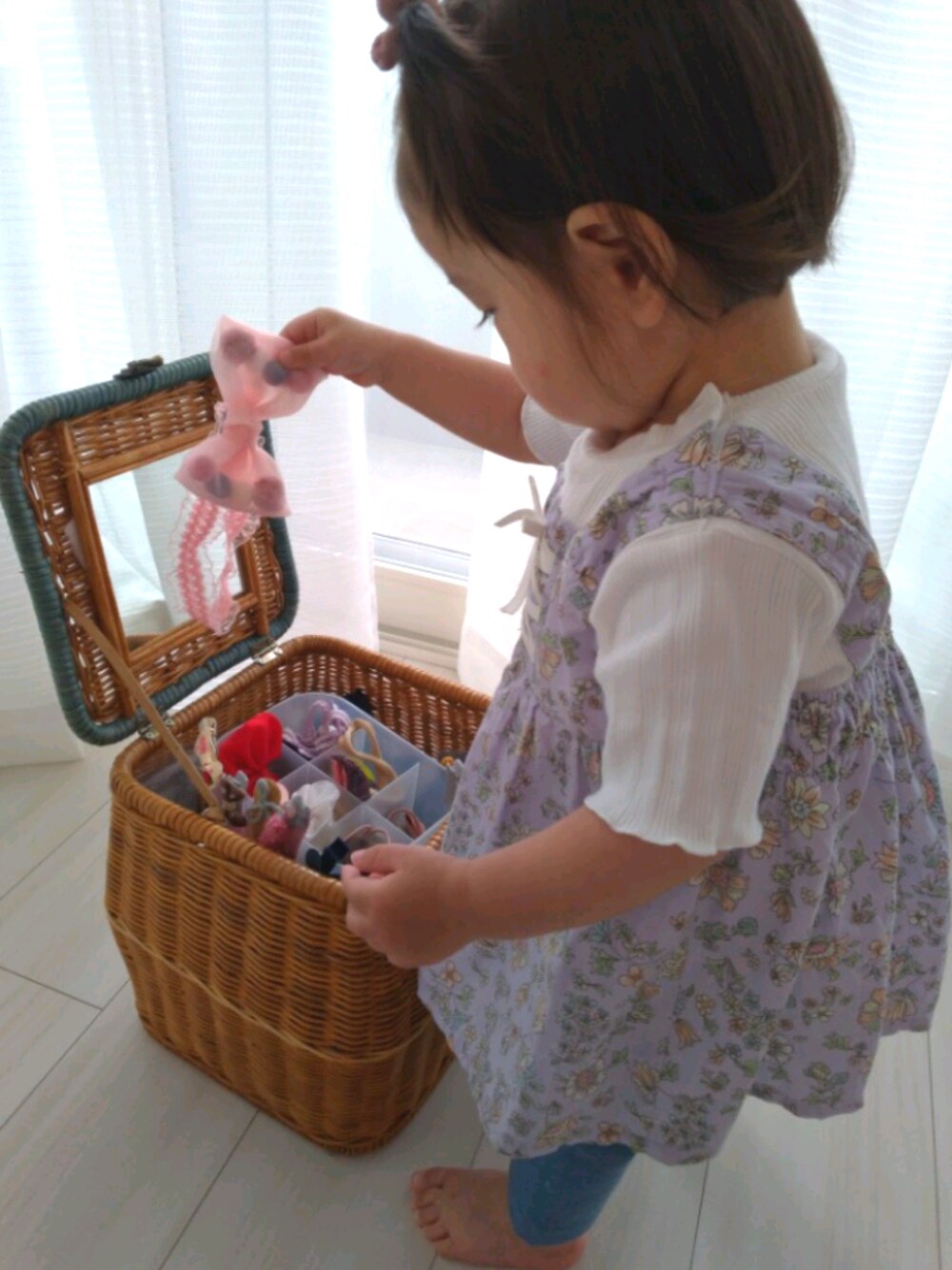「花柄トップス」｜「petit mainのアイテム（トップス、ホワイト系）」を使った、さくらんぼさん（キッズ・70cm）の春コーディネートの1枚目の写真
