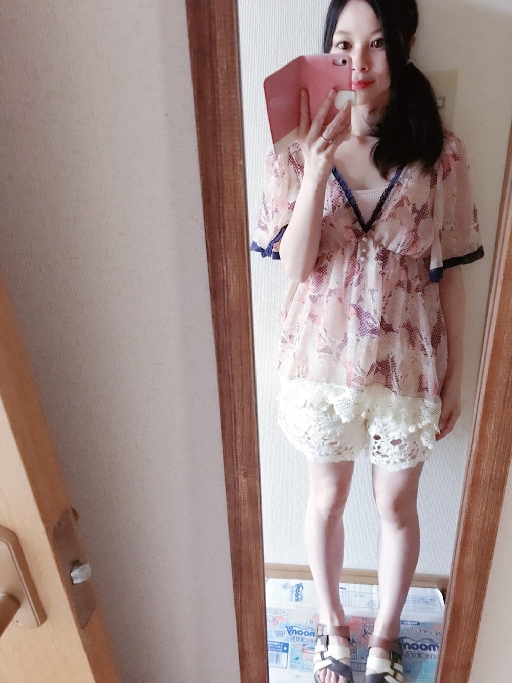 ピンク系のトップス、ホワイト系のその他パンツを着用したレディースの夏コーディネートの1枚目の写真