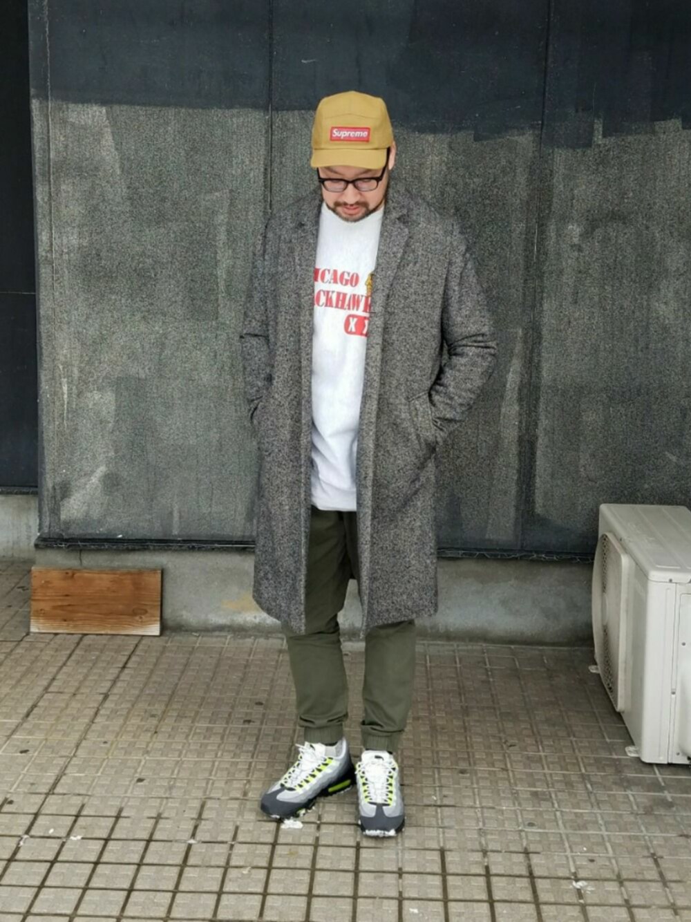 「ロングコート、supreme、オトナカジュアル、チェスターコート」｜「H&Mのアイテム（チェスターコート、グレー系）」を使った、rinosmanさん（メンズ・179cm）の冬コーディネートの1枚目の写真