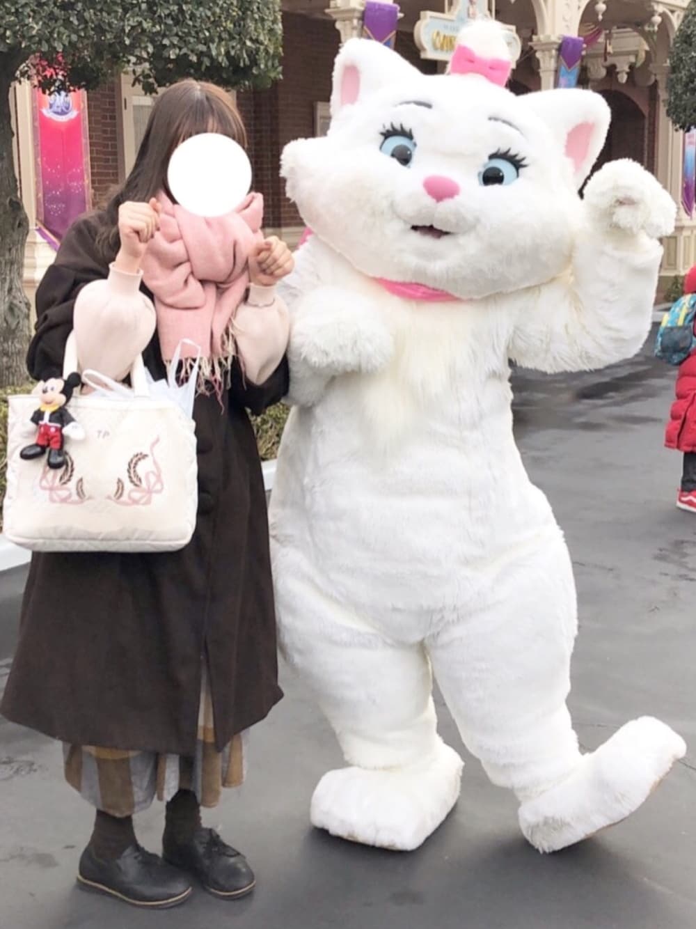 「ディズニー、まりーちゃん、おしゃれキャット、ディズニーランド、ブラウン、シアタープロダクツ(THEATRE PRODUCTS)、リボン」｜「MERLOTのアイテム（ステンカラーコート、ブラウン系）」を使った、マさん（レディース・153cm）の冬コーディネートの1枚目の写真