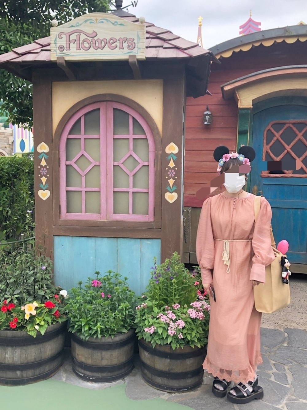 ピンク系のワンピース/ドレス、ベージュ系のショルダーバッグを着用したレディースの夏コーディネートの1枚目の写真