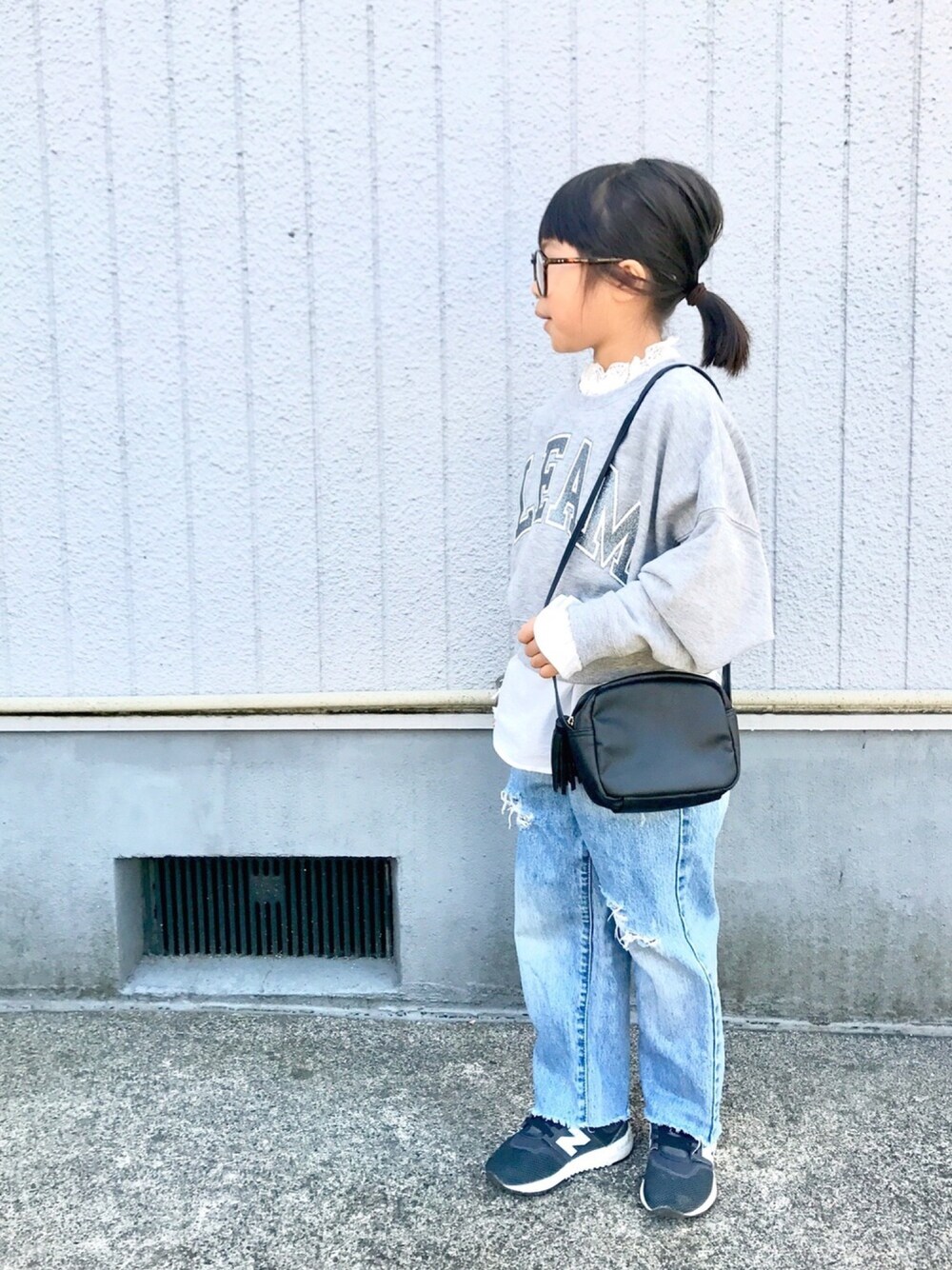 「キッズコーデ、シンプル、GU、スウェット、ブラウス×デニム、シャツ×スウェット、ニューバランス、デニム、トレーナー×シャツ、甘辛mix」｜「GLOBAL WORKの【キッズ】タンタケプリントスウェットプルオーバー/767479（スウェット、グレー系）」を使った、*aoさん（キッズ・110cm）の冬コーディネートの1枚目の写真