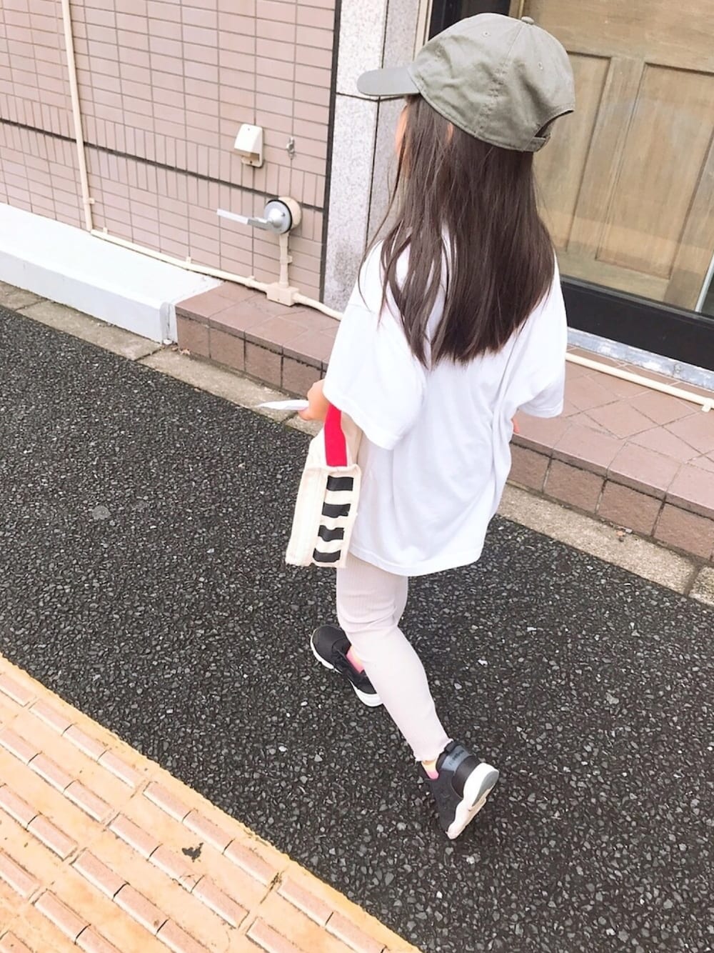 「リブレギンス、オーバーサイズ、ビックＴシャツ、リーボック(Reebok)、ワントーンコーデ、キャップ、ラクチンコーデ、シンプルコーデ、スポーツMIX'18秋、オシャレパッソ」｜「JEANASISのアイテム（Tシャツ/カットソー、ホワイト系）」を使った、*aoさん（キッズ・110cm）の秋コーディネートの1枚目の写真